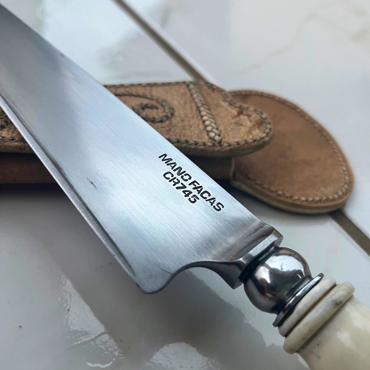 FACA LÍNGUA DE CHIMANGO FORJADA EM AÇO SAE5160 CHIFRE DE CERVO TORNEADO COM ACABAMENTO POMO EM INOX[PEÇA ÚNICA]