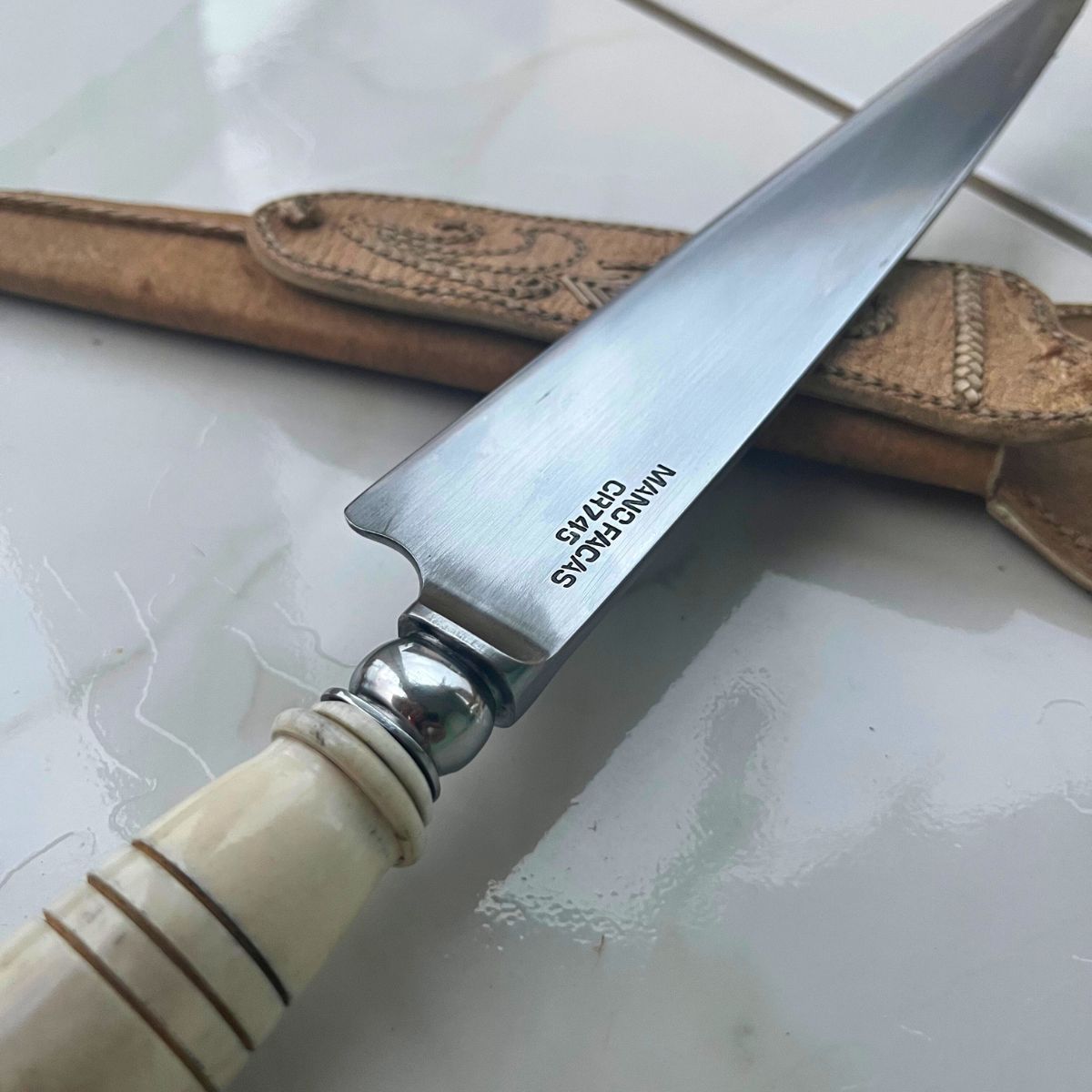 FACA LÍNGUA DE CHIMANGO FORJADA EM AÇO SAE5160 CHIFRE DE CERVO TORNEADO COM ACABAMENTO POMO EM INOX[PEÇA ÚNICA]