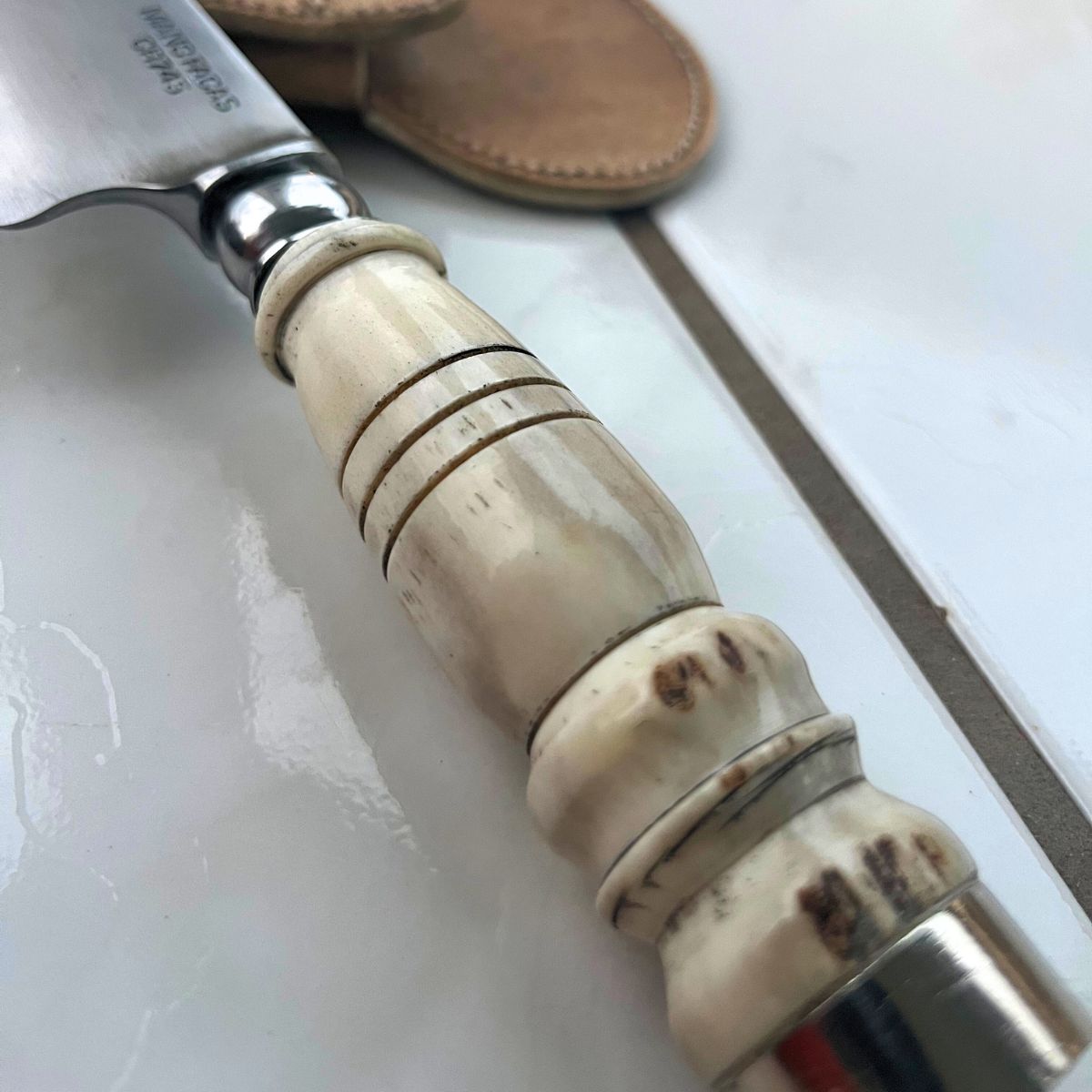 FACA LÍNGUA DE CHIMANGO FORJADA EM AÇO SAE5160 CHIFRE DE CERVO TORNEADO COM ACABAMENTO POMO EM INOX[PEÇA ÚNICA]